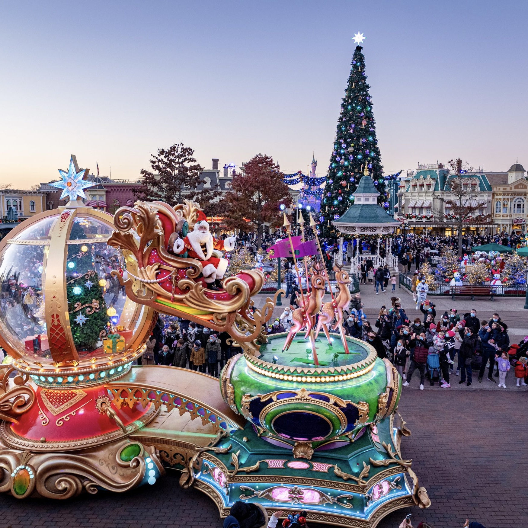 DISNEYLAND PARIS AT CHRISTMAS! FAMILY BREAK + SPENDING OR £2.5K CASH!