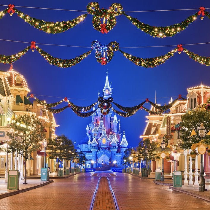 DISNEYLAND PARIS AT CHRISTMAS! FAMILY BREAK + SPENDING OR £2.5K CASH!