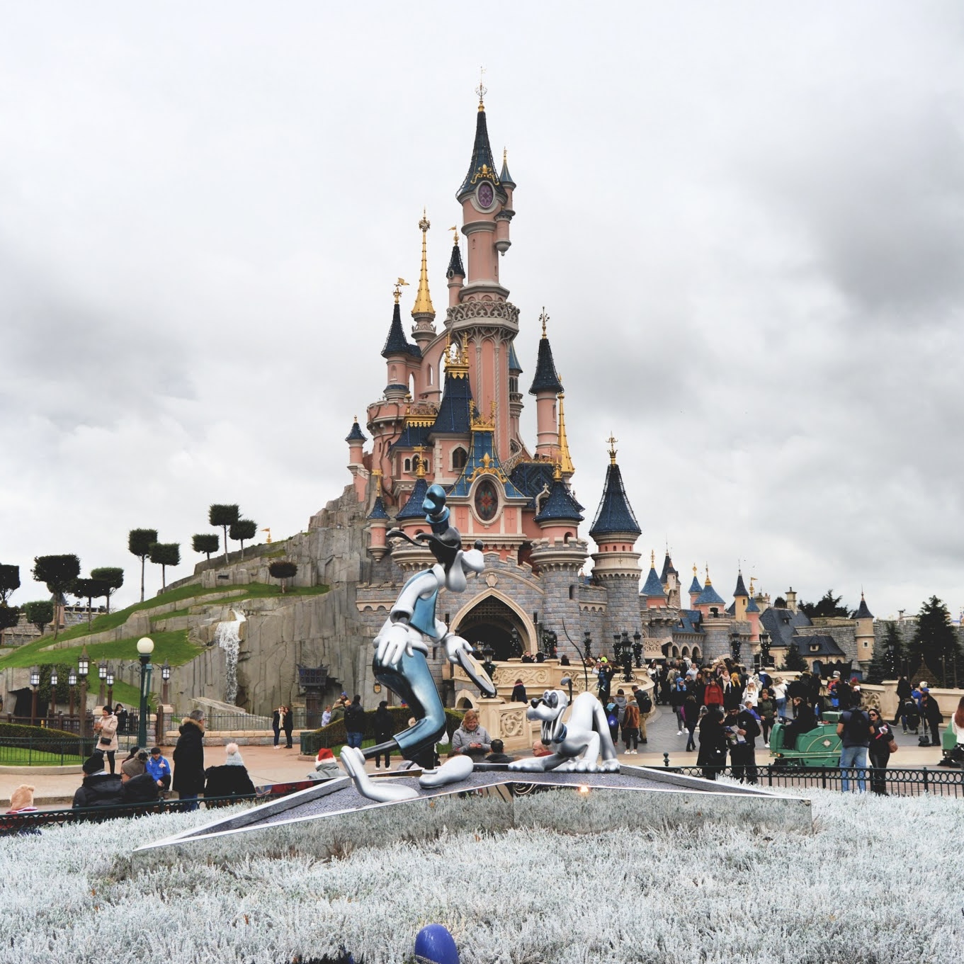 DISNEYLAND PARIS AT CHRISTMAS! FAMILY BREAK + SPENDING OR £2.5K CASH!